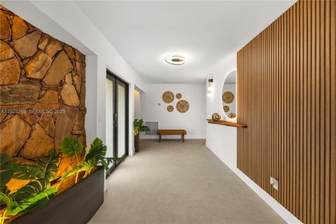 House in Miami, Florida 3 bedrooms, 196.21 sq.m. № 1976948 - photo 7