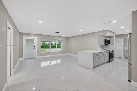 Casa en alquiler en Fort Lauderdale, Florida, 3 dormitorios, 159.79 m2 № 1898238 - foto 5