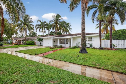 Casa en alquiler en Fort Lauderdale, Florida, 3 dormitorios, 159.79 m2 № 1898238 - foto 3