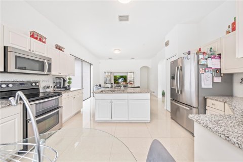 House in Hialeah, Florida 4 bedrooms, 197.32 sq.m. № 2081952 - photo 11