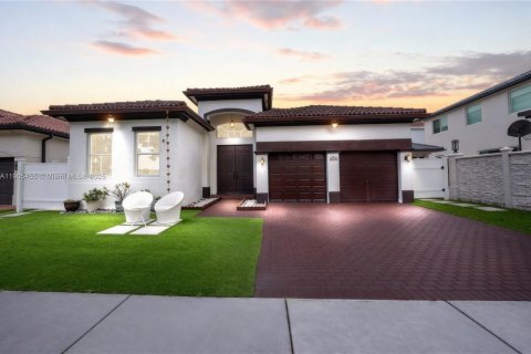 House in Hialeah, Florida 4 bedrooms, 197.32 sq.m. № 2081952