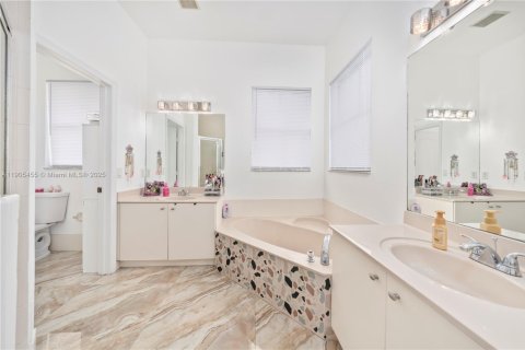House in Hialeah, Florida 4 bedrooms, 197.32 sq.m. № 2081952 - photo 26