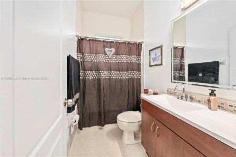 House in Hialeah, Florida 4 bedrooms, 197.32 sq.m. № 2081952 - photo 22
