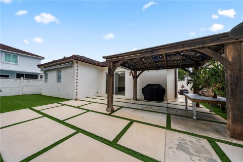 House in Hialeah, Florida 4 bedrooms, 197.32 sq.m. № 2081952 - photo 30