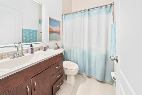 House in Hialeah, Florida 4 bedrooms, 197.32 sq.m. № 2081952 - photo 18