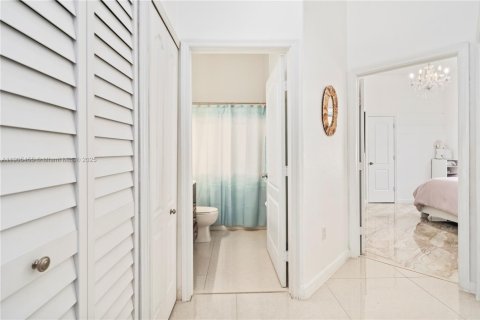 House in Hialeah, Florida 4 bedrooms, 197.32 sq.m. № 2081952 - photo 17