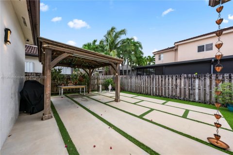 House in Hialeah, Florida 4 bedrooms, 197.32 sq.m. № 2081952 - photo 29