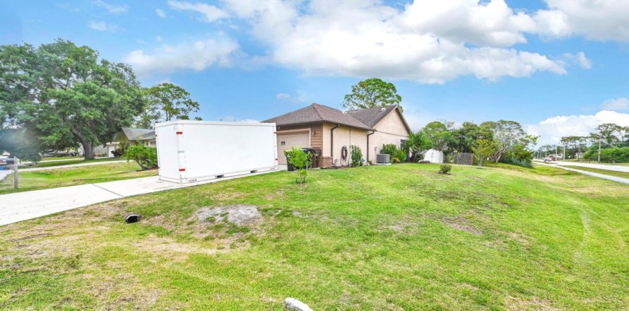 Villa ou maison à Palm Bay, Floride 3 chambres, 126.53 m2 № 1172542