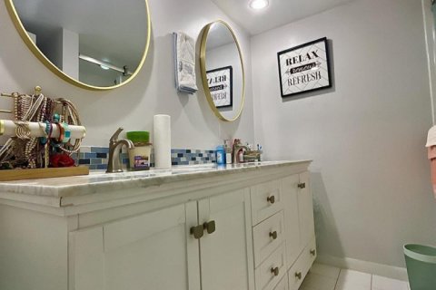 Townhouse in Lake Worth, Florida 2 bedrooms, 120.96 sq.m. № 2082176 - photo 14