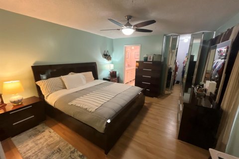 Townhouse in Lake Worth, Florida 2 bedrooms, 120.96 sq.m. № 2082176 - photo 13