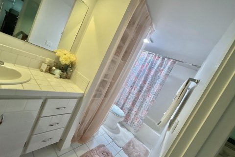 Townhouse in Lake Worth, Florida 2 bedrooms, 120.96 sq.m. № 2082176 - photo 16