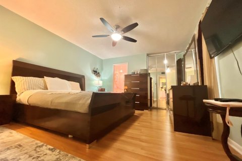 Townhouse in Lake Worth, Florida 2 bedrooms, 120.96 sq.m. № 2082176 - photo 12