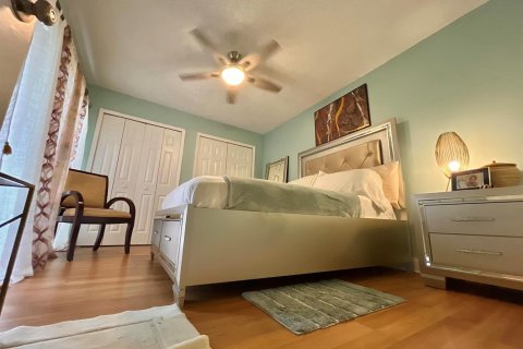 Townhouse in Lake Worth, Florida 2 bedrooms, 120.96 sq.m. № 2082176 - photo 18