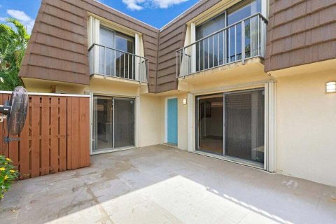 Townhouse in Lake Worth, Florida 2 bedrooms, 120.96 sq.m. № 2082176 - photo 3