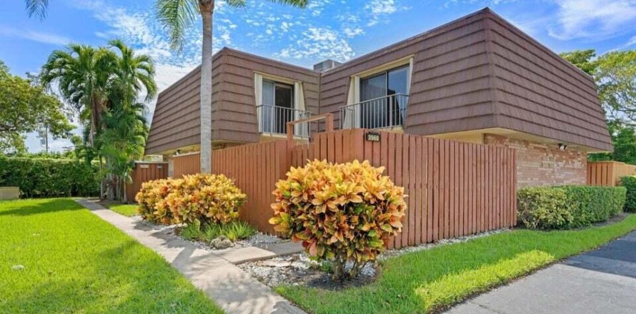 Townhouse in Lake Worth, Florida 2 bedrooms, 120.96 sq.m. № 2082176