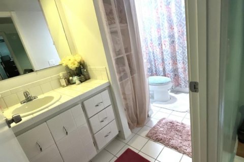 Townhouse in Lake Worth, Florida 2 bedrooms, 120.96 sq.m. № 2082176 - photo 15