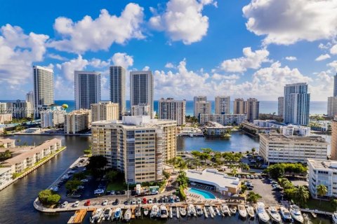 Copropriété à vendre à Hallandale Beach, Floride: 2 chambres, 131.92 m2 № 2038807 - photo 8