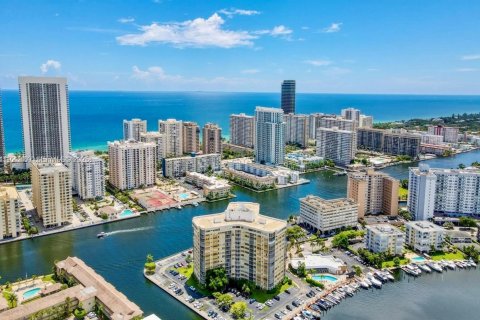 Copropriété à vendre à Hallandale Beach, Floride: 2 chambres, 131.92 m2 № 2038807 - photo 19