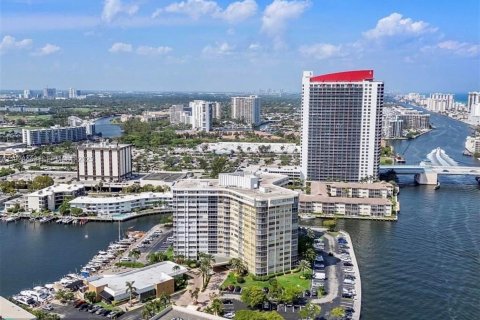 Copropriété à vendre à Hallandale Beach, Floride: 2 chambres, 131.92 m2 № 2038807 - photo 21