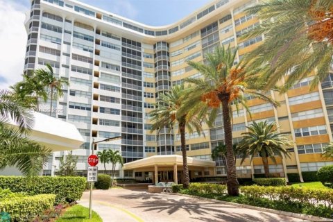 Copropriété à vendre à Hallandale Beach, Floride: 2 chambres, 131.92 m2 № 2038807 - photo 3