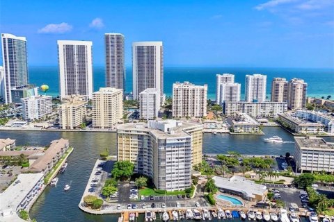 Copropriété à vendre à Hallandale Beach, Floride: 2 chambres, 131.92 m2 № 2038807 - photo 23