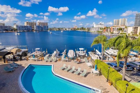 Copropriété à vendre à Hallandale Beach, Floride: 2 chambres, 131.92 m2 № 2038807 - photo 16
