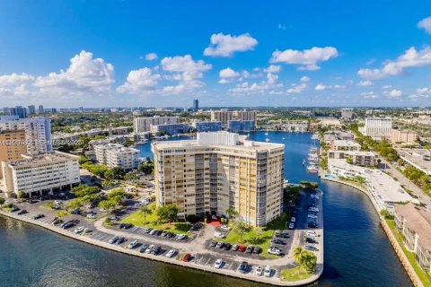 Copropriété à vendre à Hallandale Beach, Floride: 2 chambres, 131.92 m2 № 2038807 - photo 15