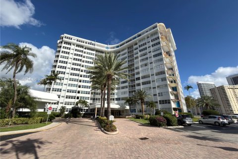 Copropriété à vendre à Hallandale Beach, Floride: 2 chambres, 131.92 m2 № 2038807 - photo 2