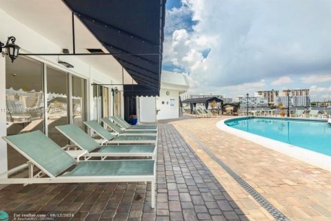 Copropriété à vendre à Hallandale Beach, Floride: 2 chambres, 131.92 m2 № 2038807 - photo 10