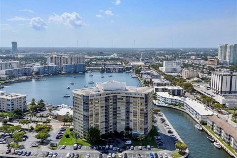 Copropriété à vendre à Hallandale Beach, Floride: 2 chambres, 131.92 m2 № 2038807 - photo 22