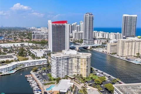 Copropriété à vendre à Hallandale Beach, Floride: 2 chambres, 131.92 m2 № 2038807 - photo 20