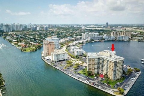 Copropriété à vendre à Hallandale Beach, Floride: 2 chambres, 131.92 m2 № 2038807 - photo 18