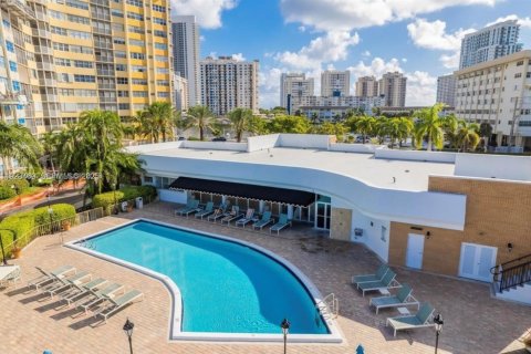 Copropriété à vendre à Hallandale Beach, Floride: 2 chambres, 131.92 m2 № 2038807 - photo 17