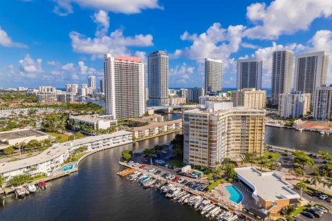 Copropriété à vendre à Hallandale Beach, Floride: 2 chambres, 131.92 m2 № 2038807 - photo 7