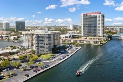 Copropriété à vendre à Hallandale Beach, Floride: 2 chambres, 131.92 m2 № 2038807 - photo 9
