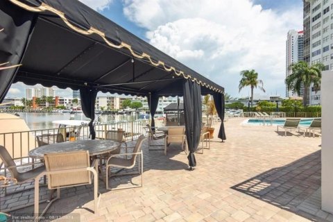 Copropriété à vendre à Hallandale Beach, Floride: 2 chambres, 131.92 m2 № 2038807 - photo 5