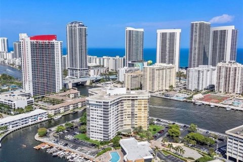 Copropriété à vendre à Hallandale Beach, Floride: 2 chambres, 131.92 m2 № 2038807 - photo 24