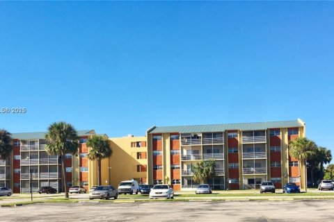 Copropriété à vendre à Lauderdale Lakes, Floride: 2 chambres, 102.19 m2 № 1716051 - photo 1