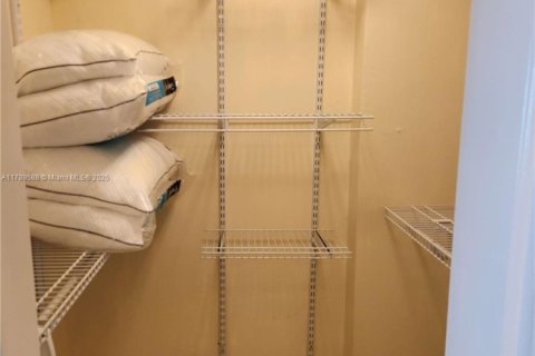 Снять в аренду кондоминиум в Холливуд, Флорида 2 спальни, 115.94м2, № 1863271 - фото 14