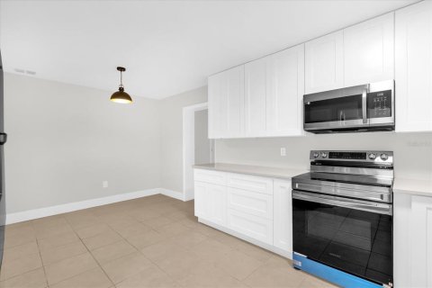 House in Apopka, Florida 4 bedrooms, 157 sq.m. № 1833487 - photo 7