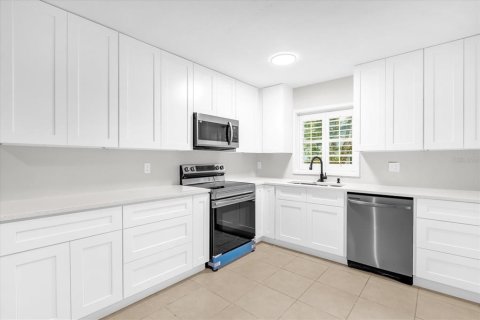 House in Apopka, Florida 4 bedrooms, 157 sq.m. № 1833487 - photo 8