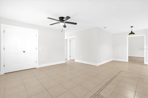 House in Apopka, Florida 4 bedrooms, 157 sq.m. № 1833487 - photo 11