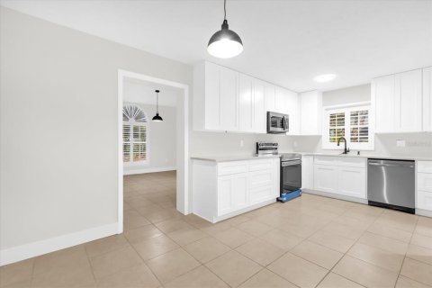 House in Apopka, Florida 4 bedrooms, 157 sq.m. № 1833487 - photo 6