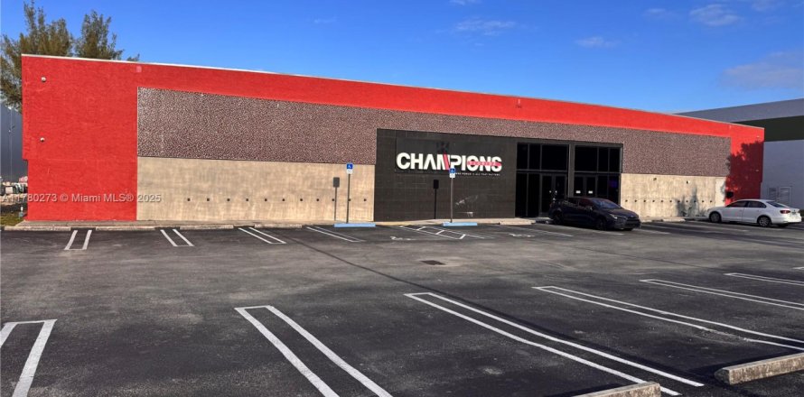 Propiedad comercial en Doral, Florida № 1697275