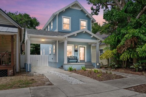 House in Tampa, Florida 2 bedrooms, 130.81 sq.m. № 1781301 - photo 1
