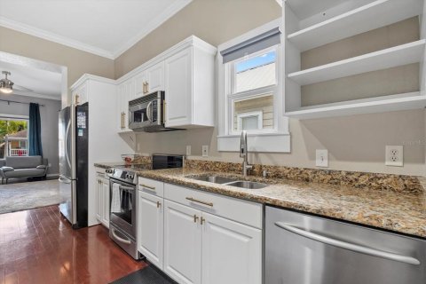 House in Tampa, Florida 2 bedrooms, 130.81 sq.m. № 1781301 - photo 11