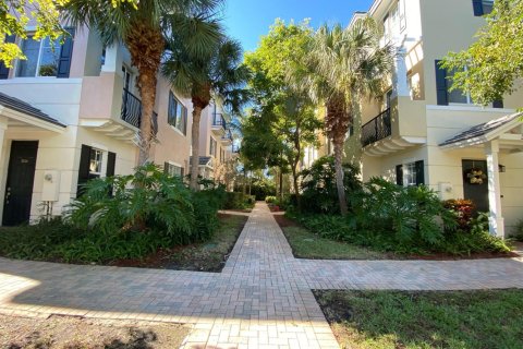 Townhouse in Boca Raton, Florida 3 bedrooms, 216.83 sq.m. № 2172570 - photo 3