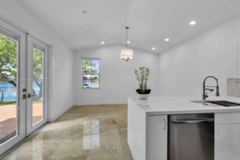 House in Pembroke Pines, Florida 3 bedrooms № 1891432 - photo 12