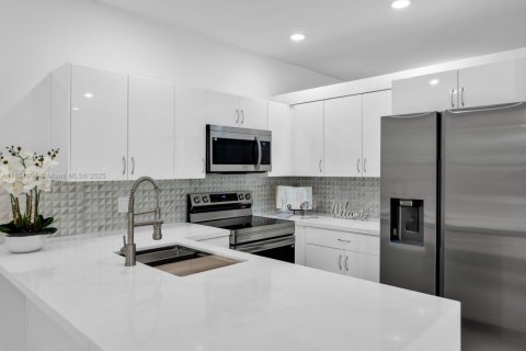 House in Pembroke Pines, Florida 3 bedrooms № 1891432 - photo 13