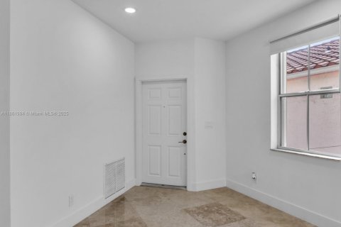 House in Pembroke Pines, Florida 3 bedrooms № 1891432 - photo 7